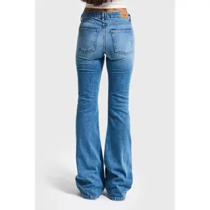 Jeans Flare elásticos de cintura média para mulher It's Basic image-1
