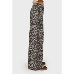 Løstsiddende Jeans med leopardmønster til kvinder It's Basic image-1