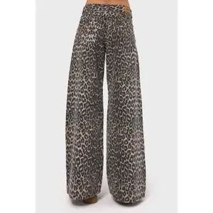 Løstsiddende Jeans med leopardmønster til kvinder It's Basic image-2