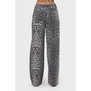 Women's Leopard Print Straight Jeans It's Basic image-2