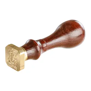 Pieczątka z drewnianym uchwytem i kwadratowym mosiężnym dyskiem, podświetlany alfabet Jacques Herbin X