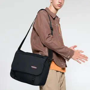 Shoulder bag Eastpak Delegate Plus image-5