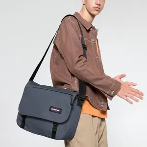 Axelremsväska Eastpak Delegate Plus image-5