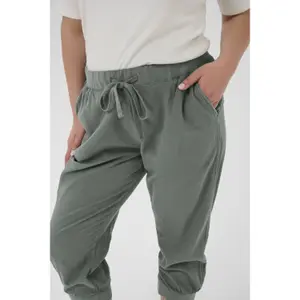 Women's Trousers KAFFE Curve Nana Capri image-2