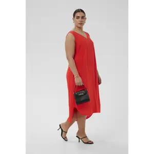 Vestido sin mangas KAFFE Curve Mille image-4