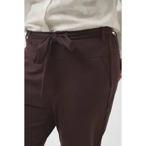 Pantalón con cinturón KAFFE Curve KCJenna image-6