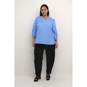Blusa feminina KAFFE Curve Jolana image-1