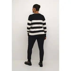 Sweter w paski damski KAFFE Curve Lizzy image-4