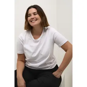 T-shirt de mulher KAFFE Curve Viana image-5