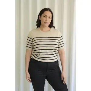 T-shirt às riscas para mulher KAFFE Curve Lizzy image-3