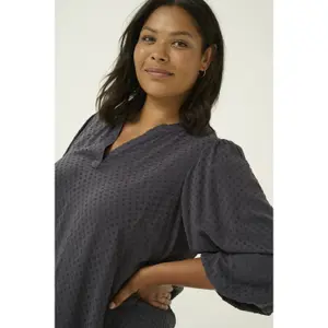 Blusa feminina KAFFE Curve Anya image-6