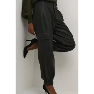 Damskie skórzane spodnie cargo KAFFE Malene image-6