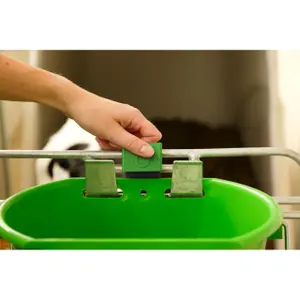 Support seau antidécrochage Kerbl Bucket Guard (x3) image-4