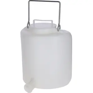 Plastic voederfles voor vee met metalen deksel en handvat Kerbl image-0