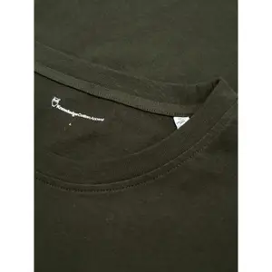 T-Shirt mit Abzeichen KnowledgeCotton Apparel Loke image-4