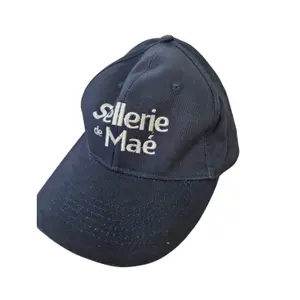 kp011-lin010623-lsm-bestickte-kappe-la-sellerie-de-mae-blau-tu