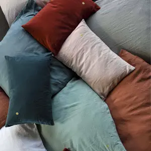 Housse de coussin La Cerise sur le Gâteau Mona image-1