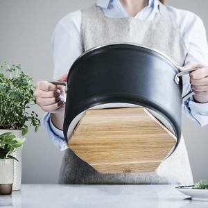 Planche à découper chêne dessous de plat avec aimant Lacor image-2