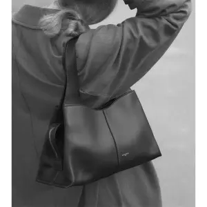 Tone-on-tone Embossed Handbag for Women Le Tanneur image-5