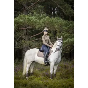 Kasket til ridehjelm med pom pom i silke LeMieux image-1