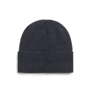 Gorro de lana de cordero con canalé Lyle & Scott Blend image-1