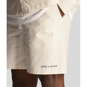 Calções às riscas Lyle & Scott Pinstripe image-4