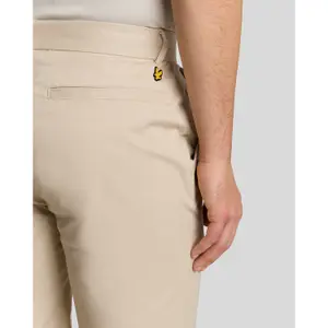 Korte stretch chino Course Lyle & Scott image-4