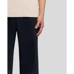 Pantalón Lyle & Scott Enzyme Wash Pleated image-3
