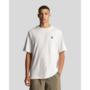 T-Shirt Lyle & Scott Skier Graphic image-1