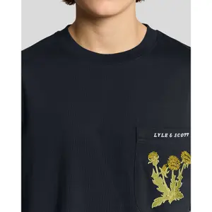 Camiseta bordada con motivos Lyle & Scott image-4