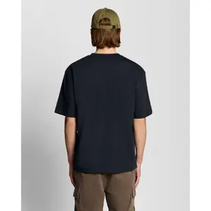 Camiseta bordada con motivos Lyle & Scott image-2