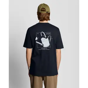 T-Shirt Lyle & Scott Watering Can Graphic image-4