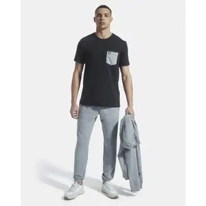 Camiseta con bolsillo de contraste Lyle & Scott image-3