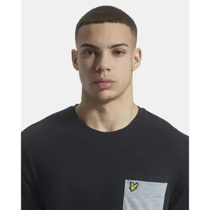 Camiseta con bolsillo de contraste Lyle & Scott image-4