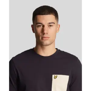 T-Shirt mit kontrastierender Tasche Lyle & Scott image-4