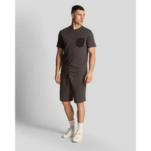 T-Shirt mit kontrastierender Tasche Lyle & Scott image-2