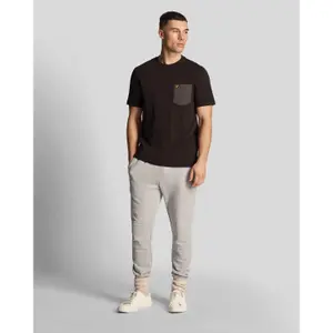T-Shirt mit kontrastierender Tasche Lyle & Scott image-3