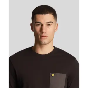 T-Shirt mit kontrastierender Tasche Lyle & Scott image-4