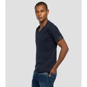 T-Shirt mit V-Ausschnitt im Rohschnitt Replay image-2