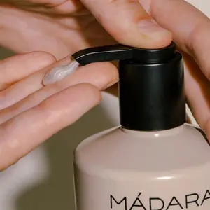 Sabão hidratante Madara Bitter Honey image-3