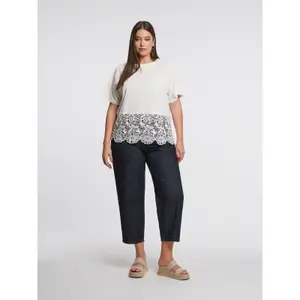 Women’s T-Shirt with Embroidered Lace Hem Mat Fashion image-2