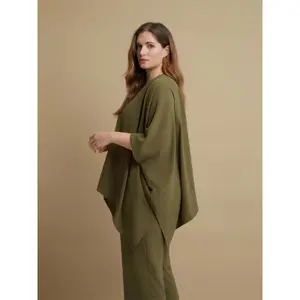 Women's V-Neck Crepe Top Mat Fashion Essential image-3