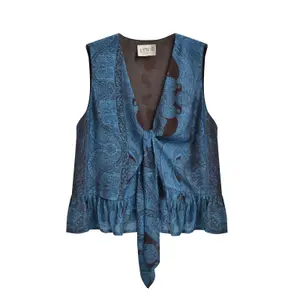 Sleeveless Paisley Pattern Blouse with Tie Detail Women's Mat Fashion image-0