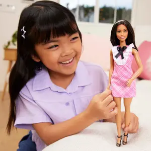 Fashionista doll with tartan dress Mattel image-2