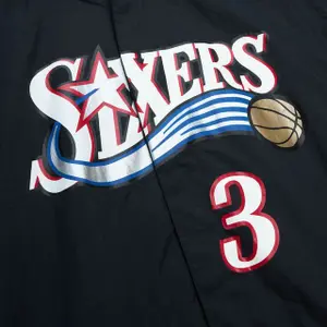 Camisola NBA Philadelphia 76ers Allen Iverson Off Court image-2