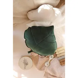 Velvet leaf pillow Moi Mili Green image-1