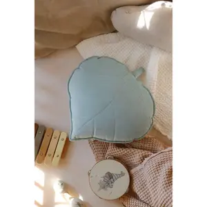 Cuscino a forma di foglia in velluto Moi Mili Powder Mint image-1