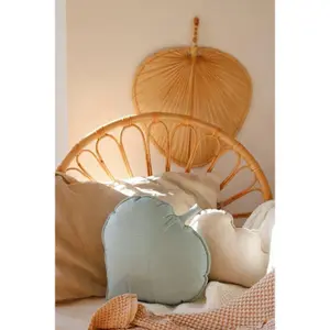 Cuscino a forma di foglia in velluto Moi Mili Powder Mint image-4