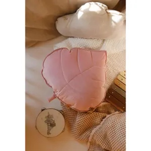 Cuscino a forma di foglia in velluto Moi Mili Soft Pink image-1