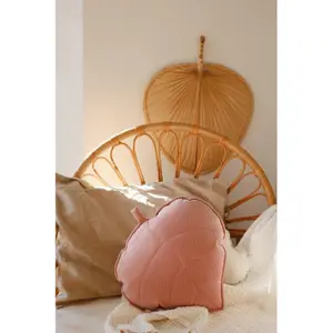 Cuscino a forma di foglia in velluto Moi Mili Soft Pink image-3